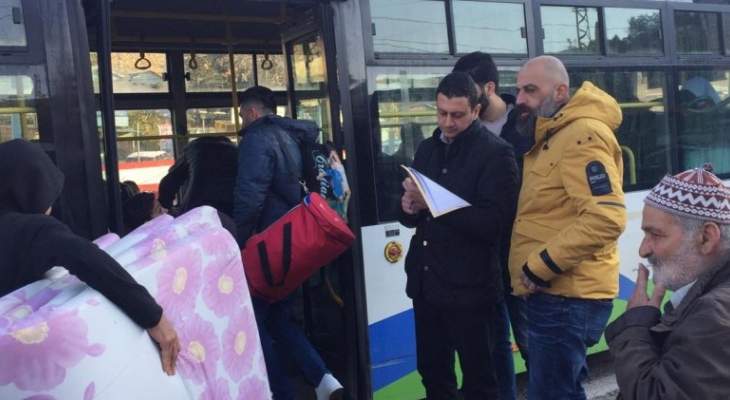 النشرة: دخول حافلات من سوريا لنقل دفعة جديدة من النازحين السوريين 