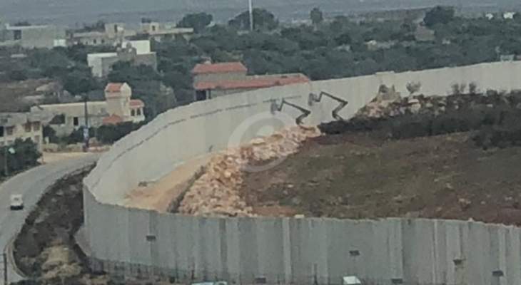 النشرة: الجيش الإسرائيلي يقوم بترتيب أسلاك شائكة بالجدار العازل بالعديسة
