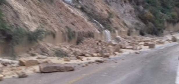  قطع الطريق الرئيسية بين بريح الفوارة وعين المعاصر بسبب انهيار الصخور
