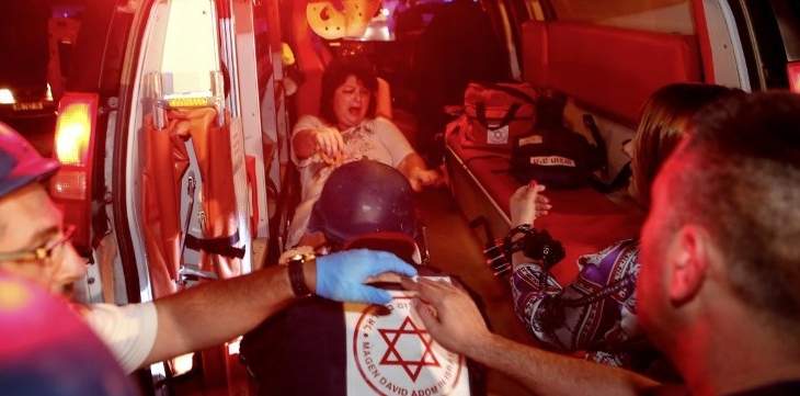 مقتل إسرائيلية نتيجة لسقوط صاروخ على مبنى اشتعلت فيه النيران بعسقلان