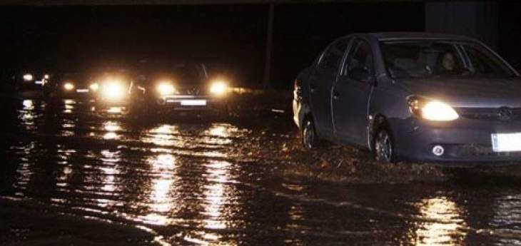 النشرة: اوتوستراد المتن الشمالي غرق بالمياه بسبب تساقط الأمطار بغزارة