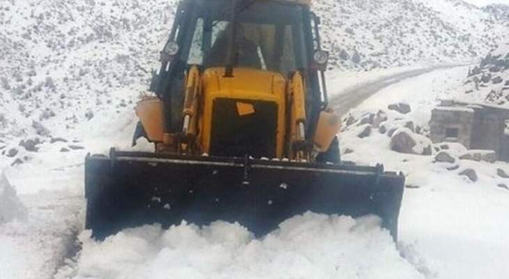 جرافات وزارة الأشفال تنقذ سيارة كانت عالقة بالثلوج في فنيدق