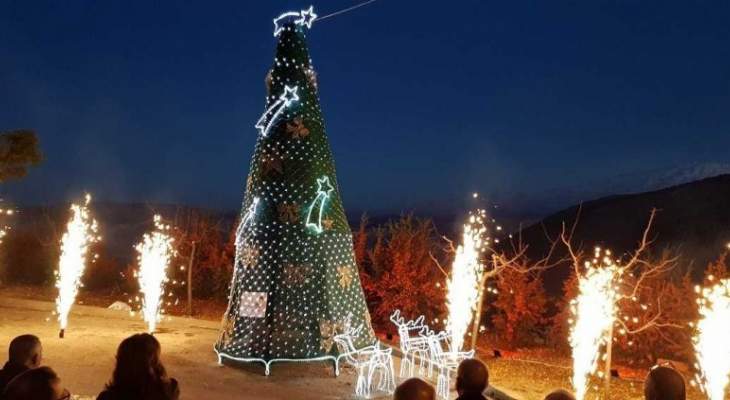 وقفة تضامنية مع القدس في اضاءة شجرة الميلاد في مشغرة