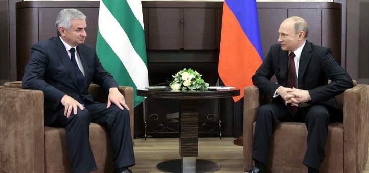 بوتين يلتقي نظيره الأبخازي اليوم لمناقشة آفاق توسيع التعاون بين البلدين