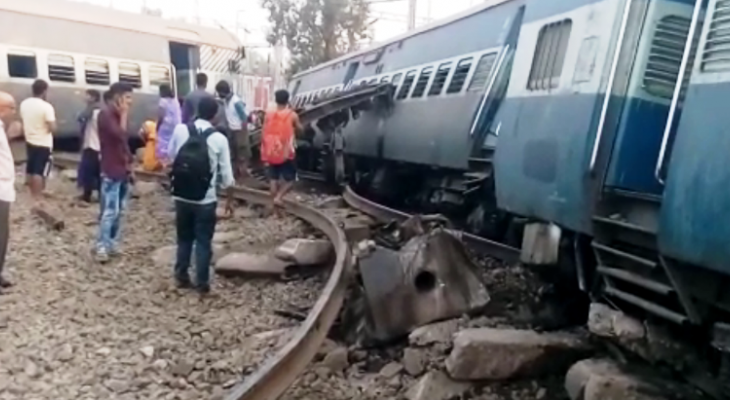 مقتل 5 أشخاص وإصابة 30 آخرين بعد خروج قطار عن القضبان في ⁧الهند⁩