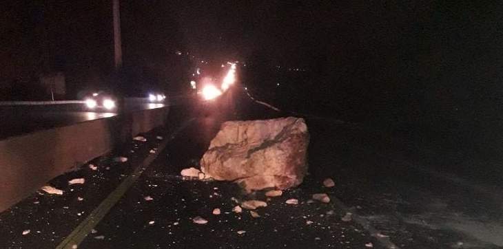 التحكم المروري: لتوخي الحذر بسبب سقوط بعض الصخور بعد نفق شكا 