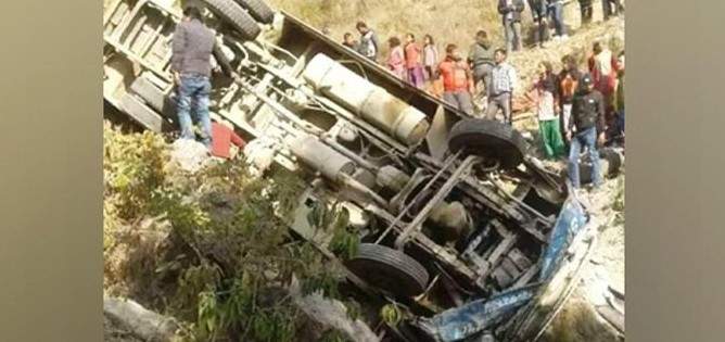 23 قتيلا في حادث سقوط حافلة مدرسية في واد غرب نيبال