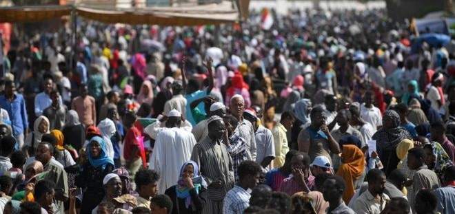 بي بي سي: مئات الآلاف في الخرطوم للمطالبة بتسليم السلطة إلى حكومة مدنية