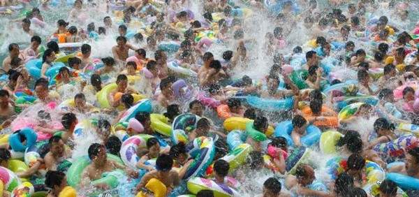 مهرجان رش المياه في محافظة صينية لاستقبال العام الجديد