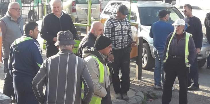 النشرة: اعتصام لموظفي بلدية الغازية بسبب عدم دفع رواتبهم منذ ستة اشهر