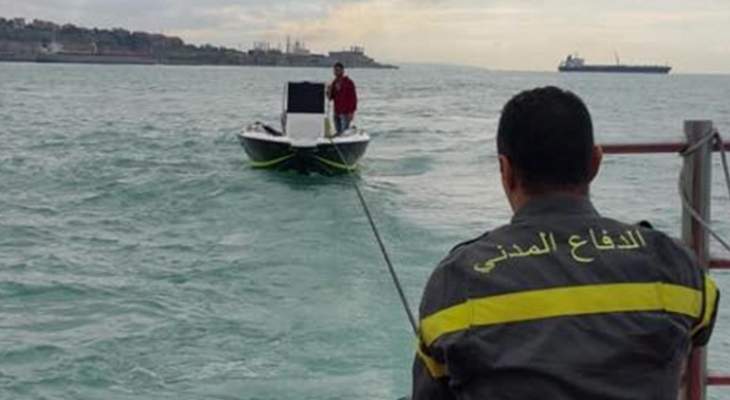 الدفاع المدني: سحب زورق سياحي على متنه شخصين إلى ميناء الجية بعد تعطل محركه