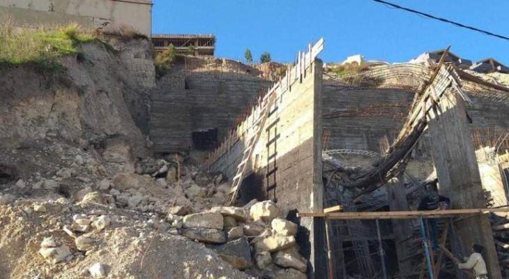 النشرة: انهيار في التربة والصخور يهدد مبنى قيد الإنشاء في بقسطا