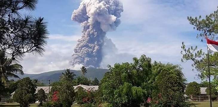 ثوران بركان جبل سوبوتان في جزيرة سولاويسي الإندونيسية