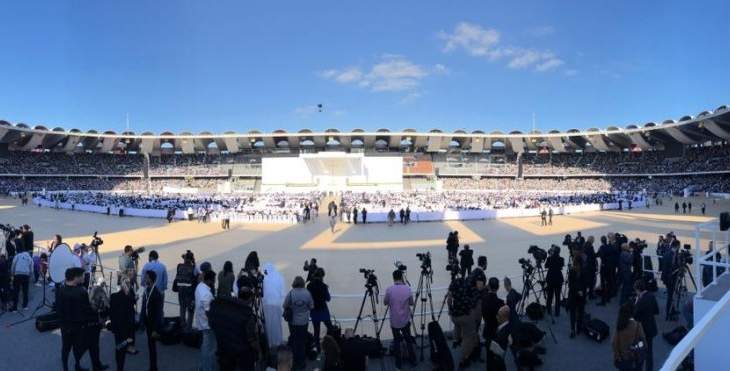 البابا وصل لاستاد مدينة زايد الرياضية وتوجه بالتحية للحشود المشاركة في "القداس التاريخي" 