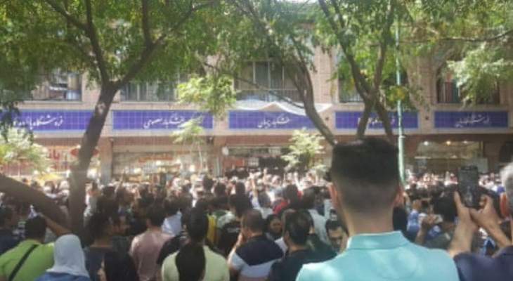 انهيار كبير للعملة الإيرانية نتيجة العقوبات ومظاهرات في طهران