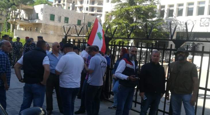 النشرة: متقاعدون عسكريون يعتصمون أمام مصرف لبنان بزحلة ويمنعون الموظفين من الدخول