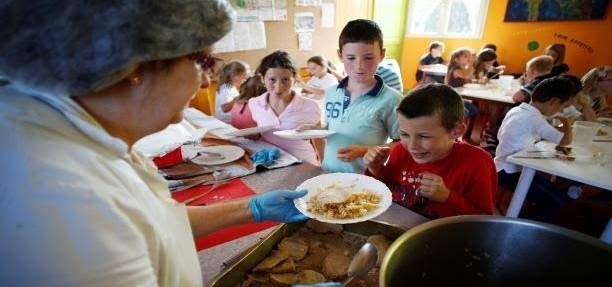 حكومة فرنسا تقدم وجبات فطور مجانية للأطفال الفقراء في المدارس