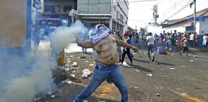 صدامات بين متظاهرين وقوات من الجيش في العاصمة الفنزويلية