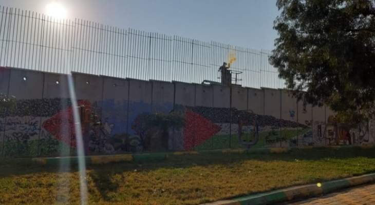 النشرة: ورشة اسرائيلية تستبدل السياج المعدني عند بوابة فاطمة