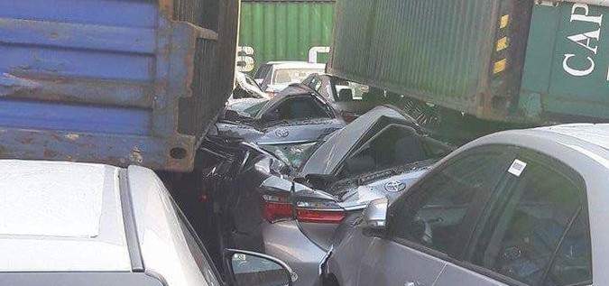 رافعة تحطم 14 سيارة في ميناء الإسكندرية