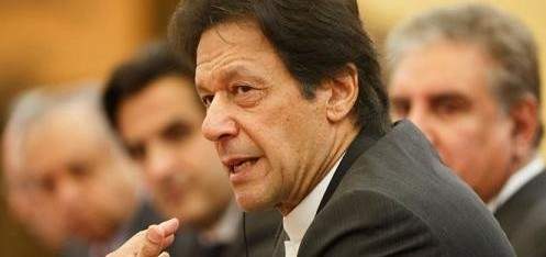 رئيس وزراء باكستان يوقف مسؤولين بالشرطة عن العمل بعد مقتل طفلة