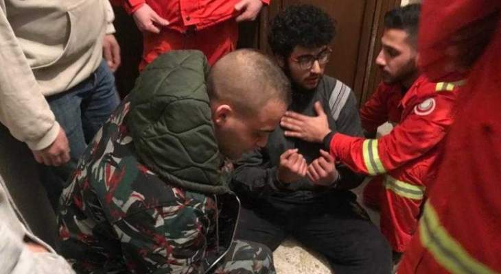 النشرة: الدفاع المدني ينقذ شاب من منور بناية في صيدا