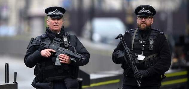 3 أشخاص هاجموا مصلّين قرب مسجد في لندن بمطرقة ولوح خشبي