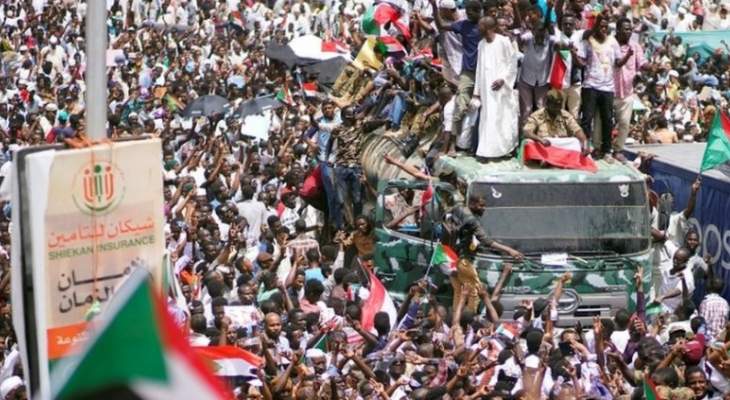 سبوتنيك: توافد آلاف السودانيين نحو القيادة العامة للجيش في الخرطوم
