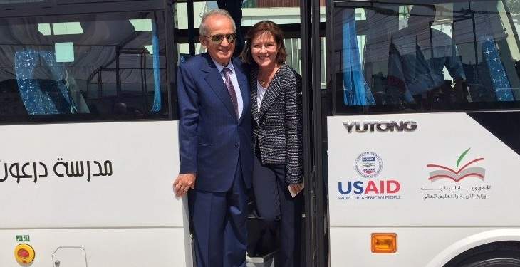 حمادة تسلم من السفيرة الأميركية 100 حافلة مدرسية للمدارس الرسمية