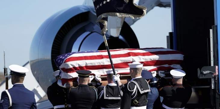 وصول الطائرة التي تقل جثمان جورج بوش الأب إلى واشنطن