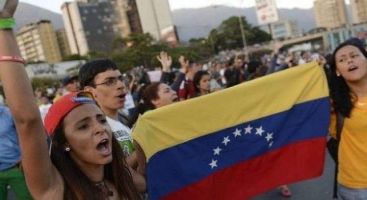 الفنزويليون يحتفلون بفشل محاولة الانقلاب أمام القصر الجمهوري بكاراكاس