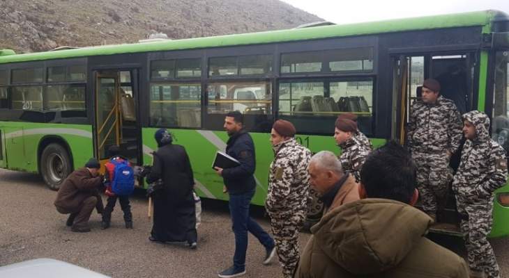 النشرة: وصول الحافلة السورية التي ستقل حوالي 20 نازحا سوريا في شبعا إلى البيادر