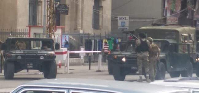 النشرة:تبادل إطلاق نار بين الجيش وأحد المطلوبين قرب مكتب كبارة في التل