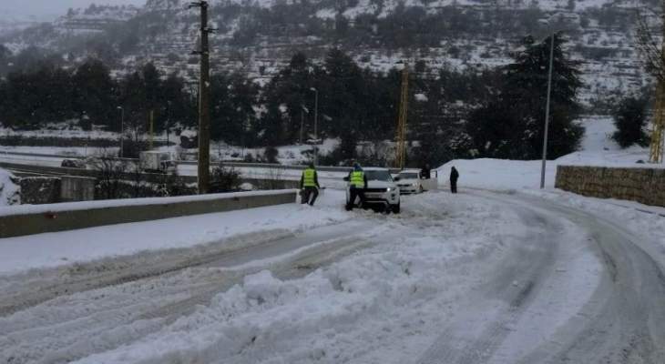 إنقاذ مواطنين محتجزين داخل سياراتهم بسبب الثلوج على طريق عام حدث الجبة