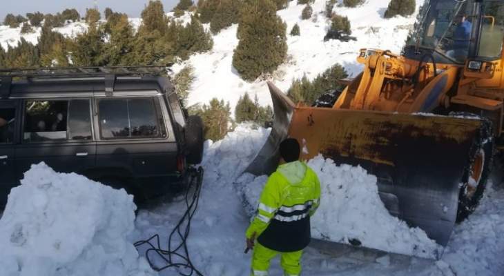 الدفاع المدني انقذ مواطنين احتجزتهم الثلوج على طريق القبيات القموعة
