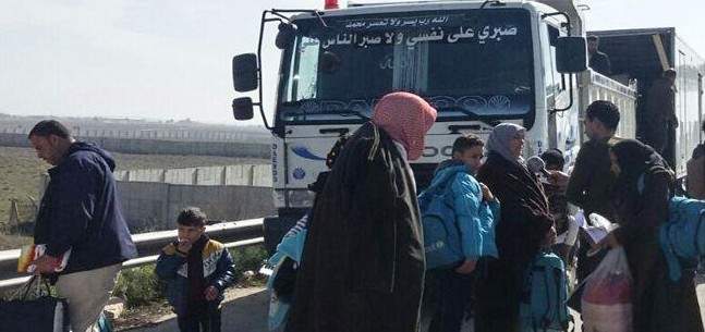 وصول دفعة من النازحين السوريين العائدين من الأردن إلى معبر نصيب بطريقهم لبلداتهم