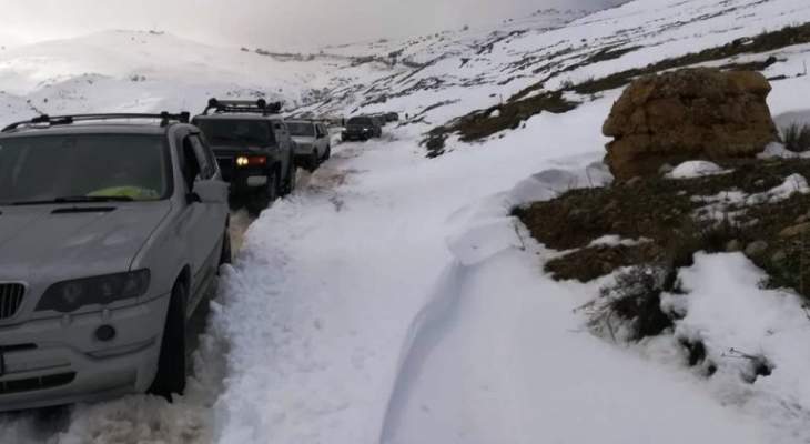 الدفاع المدني: إنقاذ مواطنين محتجزين داخل سياراتهم بسب تراكم الثلوج على طريق بوارج-ضهر البيدر
