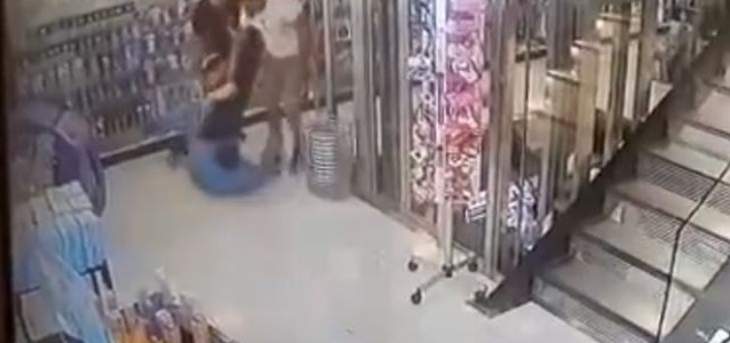 شاب يعتدي بالضرب على مدير إحدى الصيدليات في الشياح بعد خلاف مع خطيبته
