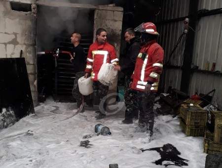 النشرة: إخماد حريق داخل معمل فحم مقابل مفرق درب السيم