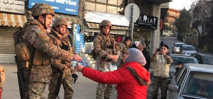 النشرة: شبان وشابات الحراك في بعلبك وزعوا الورود على عناصر الجيش