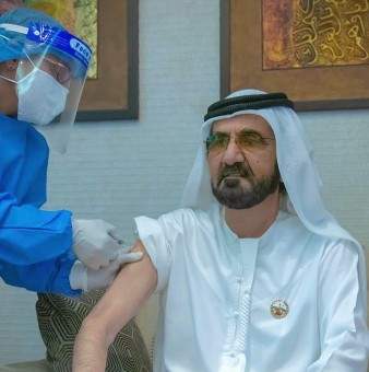 حاكم دبي تلقى جرعة من لقاح فيروس &quot;كورونا&quot;: المستقبل دائما أفضل في الإمارات
