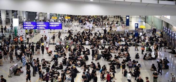  عودة حركة الملاحة الى مطار هونغ كونغ بعد الفوضى التي تسبب بها المتظاهون
