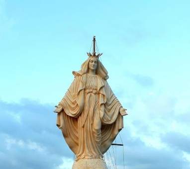 رفع تمثال السيدة العذراء في ميناء صور بعد ترميمه بتمويل من سقلاوي