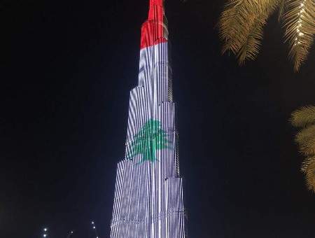 اضاءة برج خليفة في دبي بألوان العلم اللبناني 