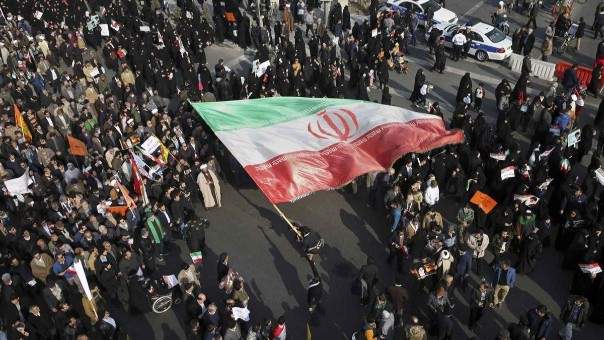 قرار الحكومة المفاجئ يحرّك الشارع: ماذا يحصل في إيران؟