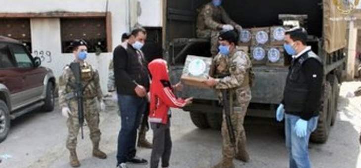 وحدات من الجيش وزعت نحو 500 حصة من المواد الغذائية في طرابلس