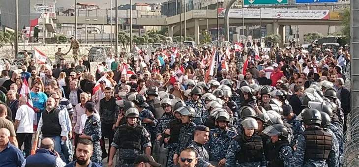 تلاسن بين أنصار الوطني الحر ومتظاهرين على طريق قصر بعبدا والجيش يتدخل
