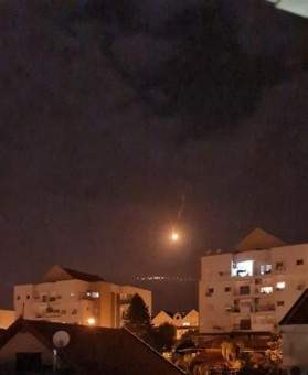 جيش إسرائيل يلقي قنابل مضيئة بأجواء المنطقة بين مستعمرة المنارة وشمالي ميس الجبل