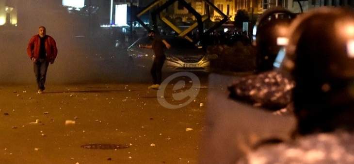 استمرار المواجهات بين القوى الأمنية والمتظاهرين قرب مقر الكتائب 