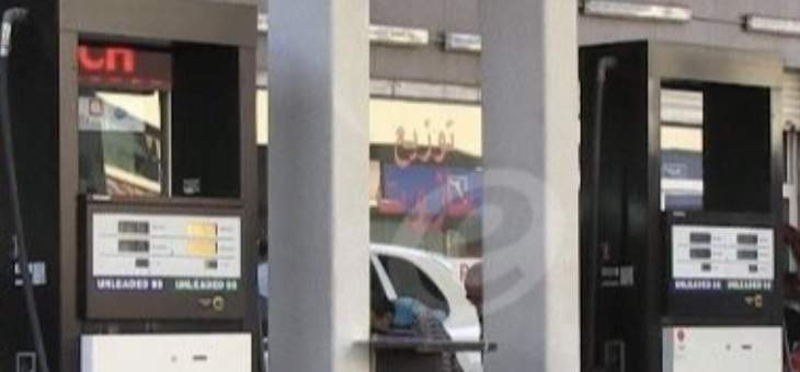 تهافت على محطات الوقود في بيروت بعد أخبار عن عدم تسليم الشركات المستوردة إلا بالدولار